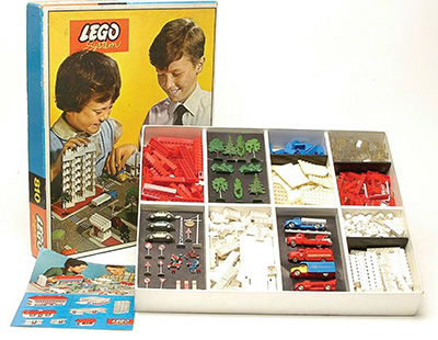 Lego Set No.810 - large Presentation Set comprising bricks, windows and doors, trees