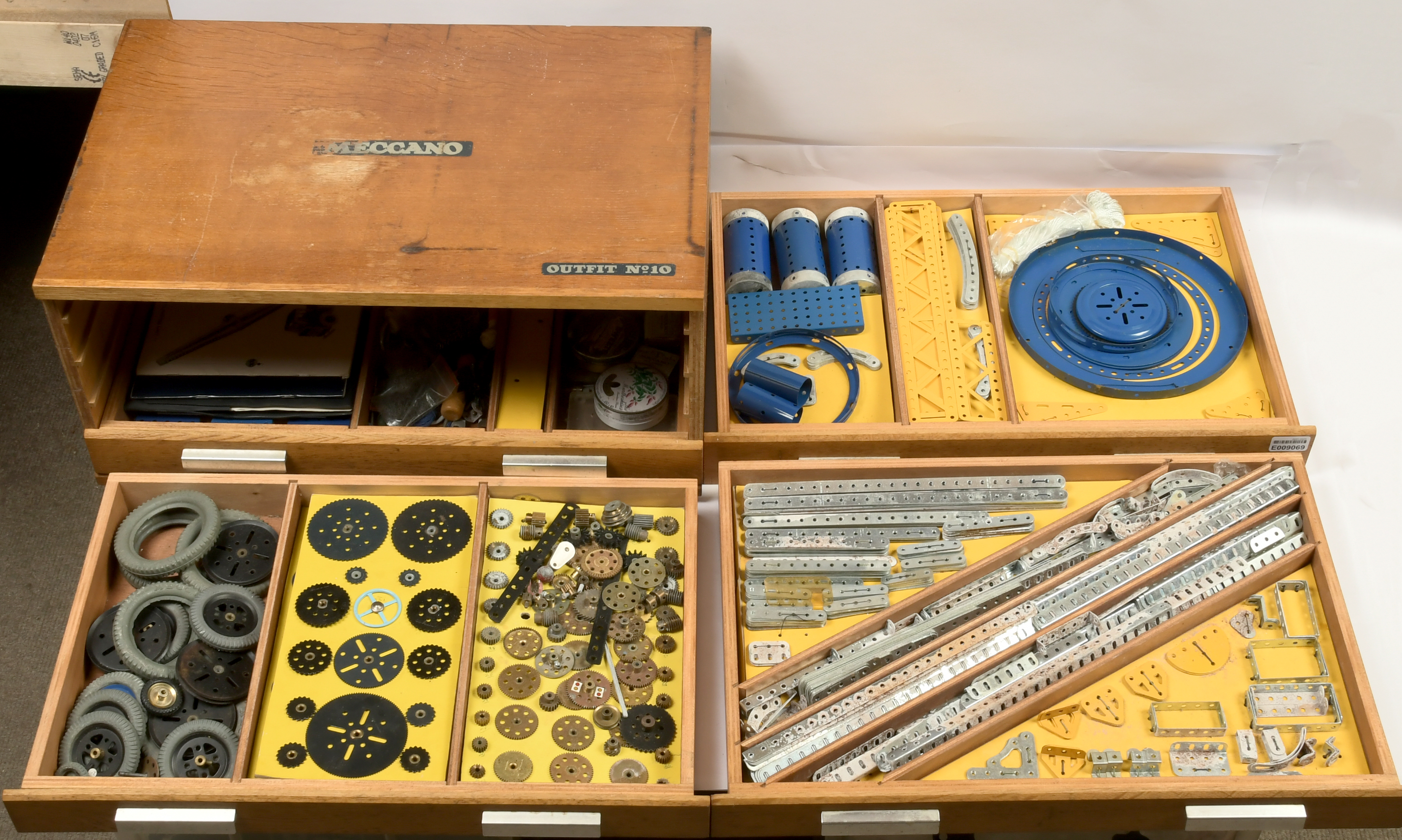 Meccano late issue c.1973 No.10 Outfit 4-drawer wooden cabinet